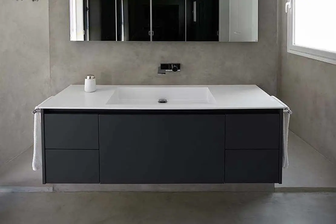Baño de microcemento con suelo, muros y regadera de tonalidad gris. Baño de microcemento con suelo, muros y regadera de tonalidad gris.